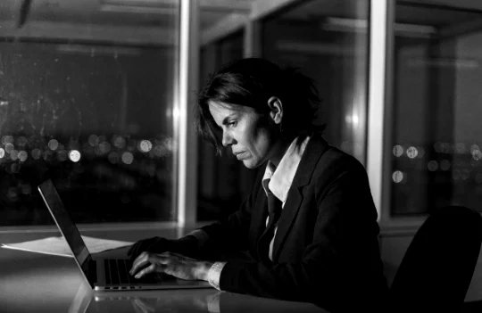 Profissional trabalhando em escritório à noite